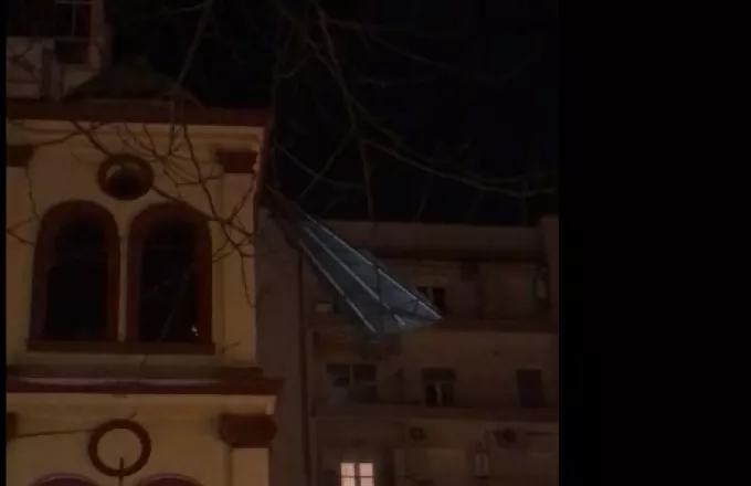 Στέγη καρφώθηκε σε εκκλησία στο κέντρο της Θεσσαλονίκης (vid)