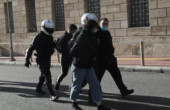 Επεισόδια Αθήνα: Ποινική δίωξη σε βαθμό κακουργήματος σε έναν από τους συλληφθέντες