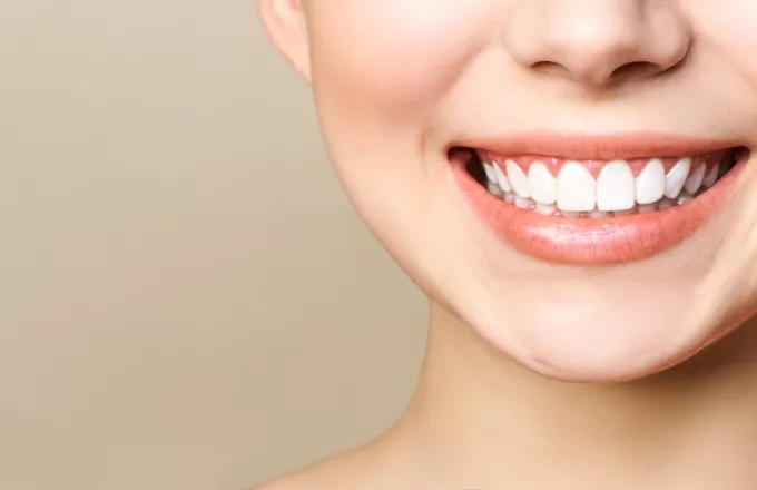 Οι 6 επιστημονικά αποδεκτοί τρόποι για υγιή δόντια χωρίς κίτρινα σημάδια