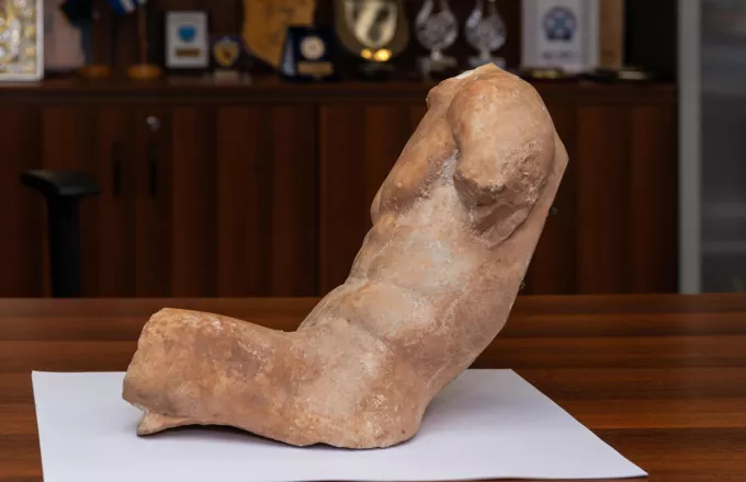 Aρχαίο άγαλμα του 5ου π.Χ. αιώνα παραδόθηκε από τη Διεύθυνση Ασφάλειας στο Υπουργείο Πολιτισμού