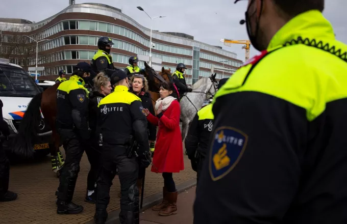 Ολλανδία: Η αστυνομία διέλυσε το πλήθος που διαμαρτυρόταν για τα περιοριστικά μέτρα 
