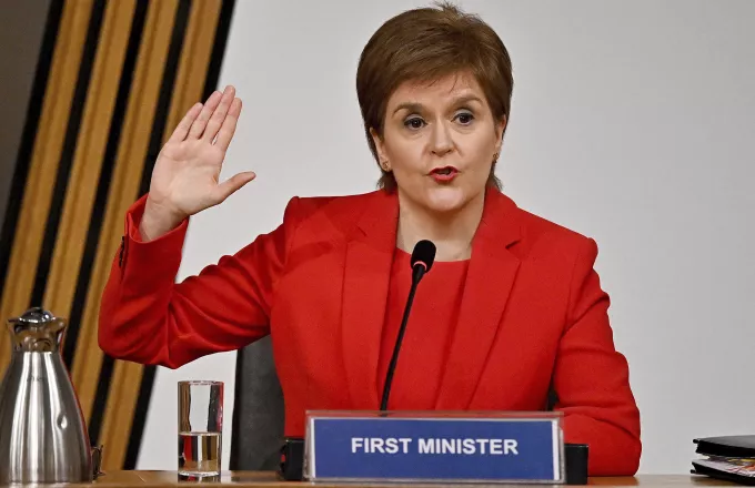Σκωτία: Φωνές για παραίτηση της Πρωθυπουργού Στέρτζιον μετά από διαμάχη με τον προκάτοχό της