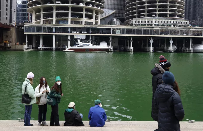 Σικάγο: Έβαψαν πράσινο τον ποταμό της πόλης λόγω Αγίου Πατρικίου (video)