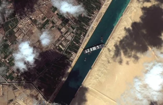 Αίγυπτος: 321 πλοία εγκλωβισμένα στη Διώρυγα του Σουέζ - Άγνωστο πότε θα ρυμουλκηθεί το πλοίο