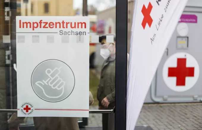 FAZ: Σοβαρό χτύπημα στους εμβολιασμούς στη Γερμανία από την αναστολή του AstraZeneca