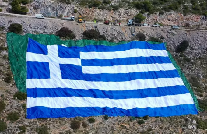 Εντυπωσιακό θέαμα με λέιζερ και σημαία στη Γλυφάδα για τα 200 χρόνια από την Ελληνική Επανάσταση