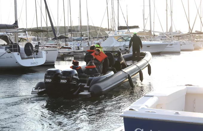 Αυτοκίνητο έπεσε σε βραχώδη θαλάσσια περιοχή στο Λαύριο -Kαλά στην υγεία τους οι 2 επιβαίνοντες