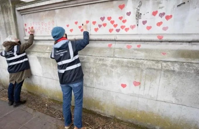Βρετανία: Συγγενείς θυμάτων της πανδημίας ζωγραφίζουν 150.000 καρδιές σε τοίχο έξω από το κοινοβούλιο