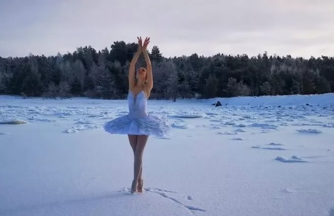 Εντυπωσιακό βίντεο: Ρωσίδα μπαλαρίνα χορεύει τη Λίμνη των Κύκνων σε παγωμένο τοπίο - O λόγος