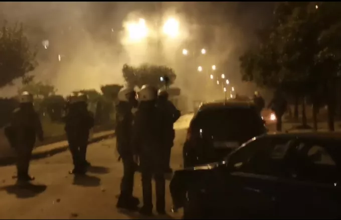 Επεισόδια στην Νέα Σμύρνη: Διαδηλωτές πολιόρκησαν το αστυνομικό τμήμα - Μολότοφ -φωτοβολίδες