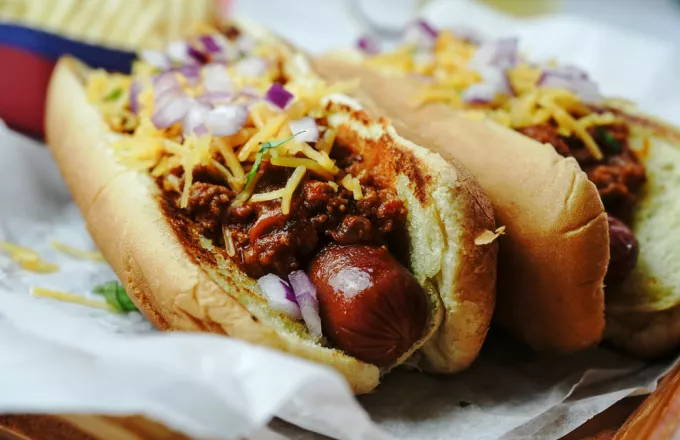 Chili dogs: Η εναλλακτική, πικάντικη και πολύ νόστιμη εκδοχή των hot dogs
