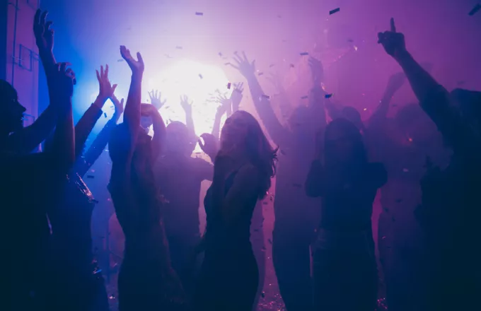 Clubbing με ψηφιακό πάσο στην Ισπανία: 250 νέοι χόρεψαν με την ψυχή τους (vid)
