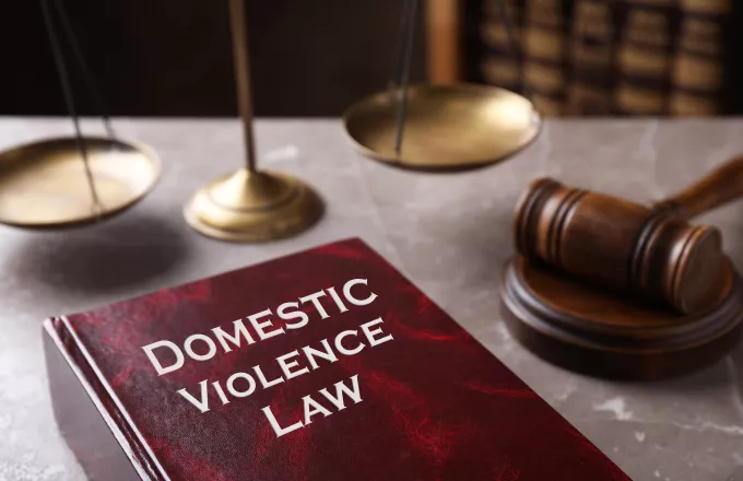 Ενδοοικογενειακή βία: Συνελήφθη σε ακρόαση μέσω Zoom- Παρουσιάστηκε στο σπίτι του θύματος (vid)