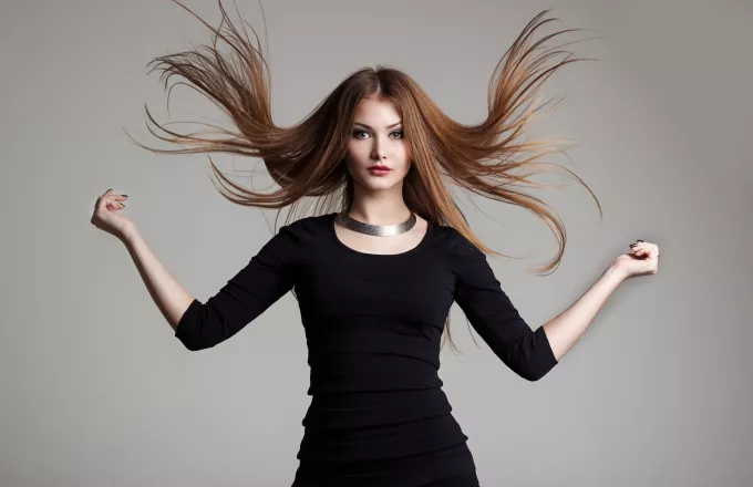 Για να αντιμετωπίσεις τα λιπαρά μαλλιά πρέπει πρώτα να βρεις τι τα προκαλεί