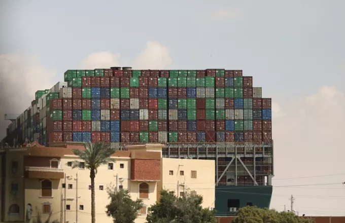 Διώρυγα Σουέζ: Βοήθεια στην Αίγυπτο για την αποκόλληση του πλοίου προσφέρει η Τουρκία