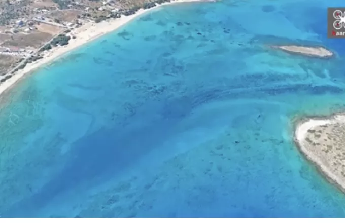 Η παραλία της Ελλάδας με νερά πισίνας που μοιάζει βγαλμένη από την Καραϊβική (vid)