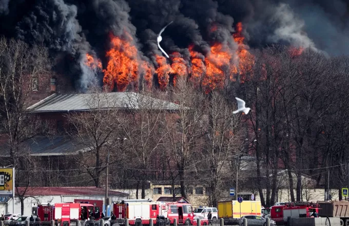 Ρωσία: Ένας πυροσβέστης νεκρός και 2 τραυματίες από πυρκαγιά στο ιστορικό εργοστάσιο της Αγίας Πετρούπολης