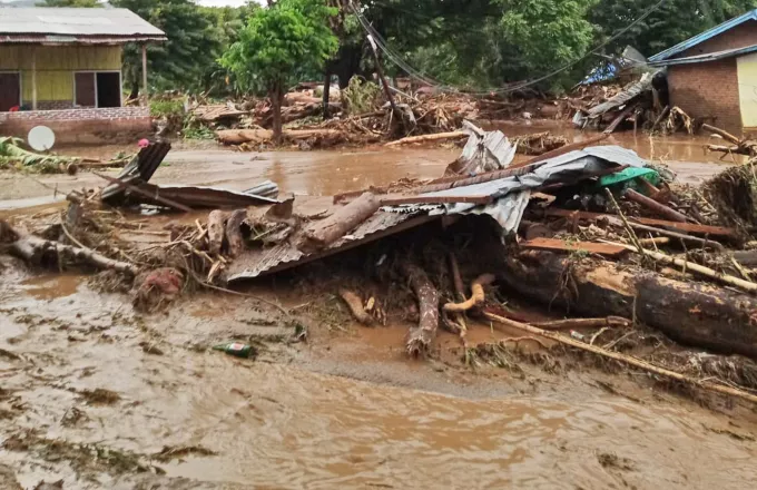 Ινδονησία: Τουλάχιστον 44 νεκροί από πλημμύρες και κατολισθήσεις στη νήσο Φλόρες
