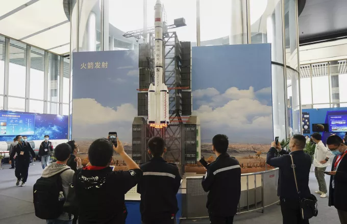 Κίνα: Εκτοξεύτηκε πρωτότυπο ρομπότ που θα μαζεύει διαστημικά σκουπίδια με δίχτυ