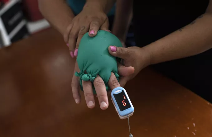 Βραζιλία: Γάντια με ζεστό νερό- Η ιδέα νοσοκόμων για να μην νιώθουν μόνοι ασθενείς με κορωνοϊό