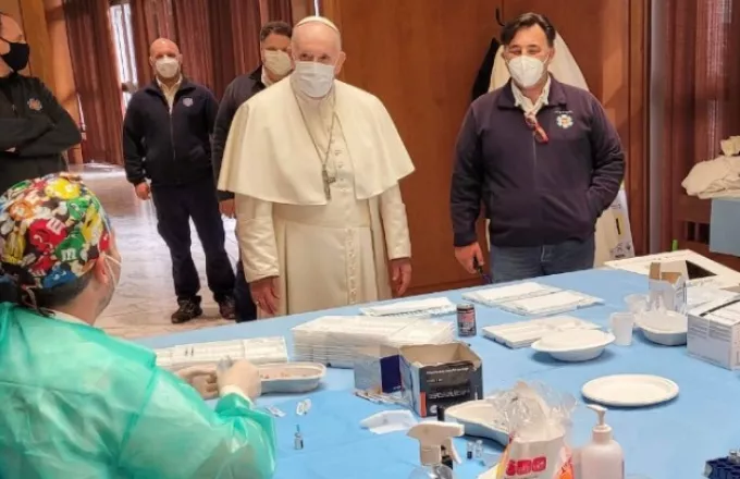 Βατικανό: Ο πάπας επισκέφθηκε την αίθουσα όπου εμβολιάζονται άστεγοι και οικονομικά ασθενείς