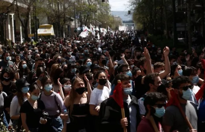 Σε εξέλιξη το παιδευτικό συλλαλητήριο στο κέντρο της Αθήνας