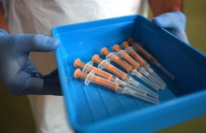 Στο «φουλ» οι μηχανές για τους εμβολιασμούς- Ανοίγουν τα ραντεβού για τρεις νέες ομάδες