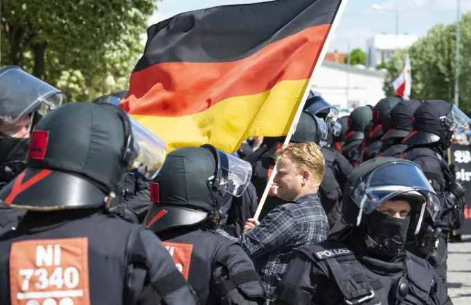 Γερμανία: 240 συλλήψεις σε επεισόδια που ξέσπασαν σε συγκεντρώσεις για την Πρωτομαγιά στο Βερολίνο	