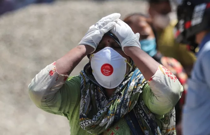 Η πανδημία «πνίγει» την Ινδία - Βοήθεια στέλνουν ΗΠΑ και Γαλλία