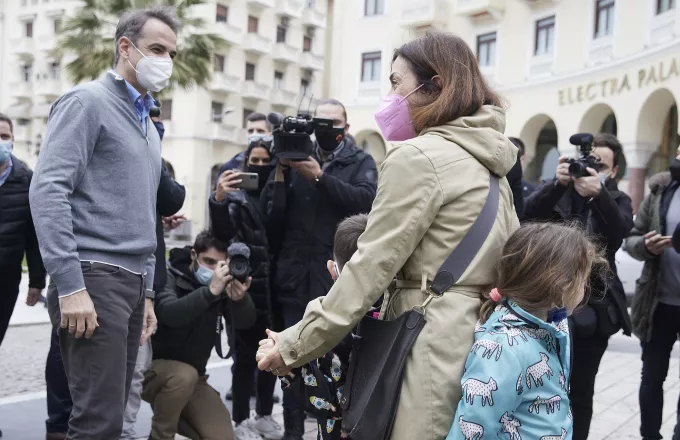 Θεσσαλονίκη: Αισιόδοξος ο πρωθυπουργός για την επαναλειτουργία της αγοράς -Βόλτα στο κέντρο της πόλης