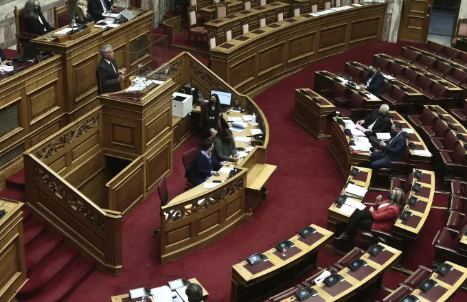 Βουλή: Τρία «ναι» και τρία «όχι» στο νομοσχέδιο για τους απόδημους