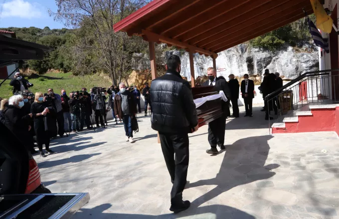 Το «τελευταίο αντίο» για τον Γιώργο Καραϊβάζ: Σε κλίμα οδύνης η κηδεία του δημοσιογράφου (PICS)