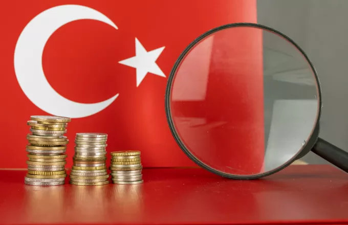 Τουρκία: Η λίρα κατρακυλά, η αξιοπιστία της κεντρικής τράπεζας βυθίζεται