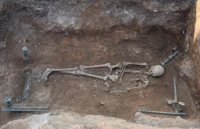 Μοναδική ανακάλυψη στην Κοζάνη: Πλούσια νεκρή με αινιγματική ταυτότητα και κλίνη 2.100 ετών 