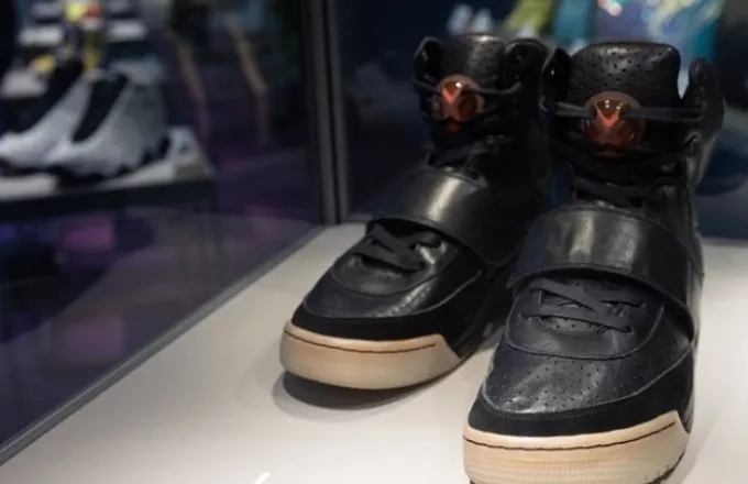 Τα «χρυσά» παπούτσια του Κάνιε Γουεστ: Τα Nike Air Yeezy 1 πουλήθηκαν έναντι 1,8 εκατ. δολαρίων 