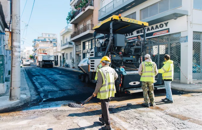Ασφαλτοστρώθηκαν οι πρώτοι 78 δρόμοι σε γειτονιές της Αθήνας σε 3 εβδομάδες (ΦΩΤΟ)