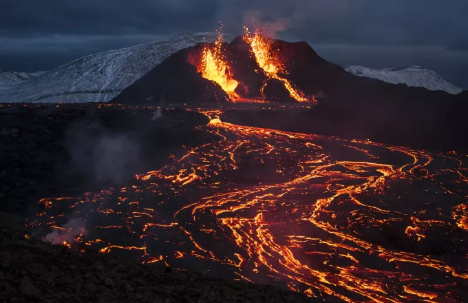 Lord of the Rings στην Ισλανδία: Απόκοσμες εικόνες με ποτάμια λάβας από την έκρηξη ηφαιστείου (vid)