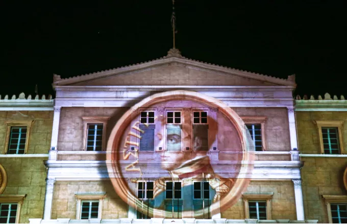 Αφιέρωμα για την επέτειο των 200 χρόνων από την Ελληνική Επανάσταση στην πρόσοψη της Βουλής (ΦΩΤΟ)