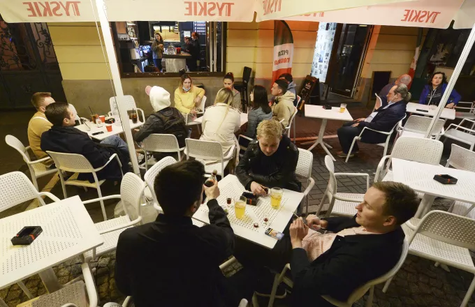 «Πρωτοχρονιά» στην Πολωνία: Τα μπαρ γιορτάζουν την επαναλειτουργία τους