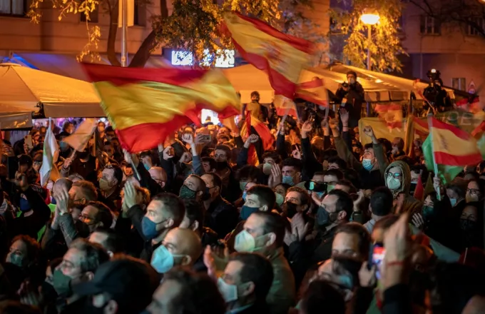 Ισπανία: Η αστυνομία απομάκρυνε από τους δρόμους της Βαρκελώνης πλήθη, που έκαναν πάρτι