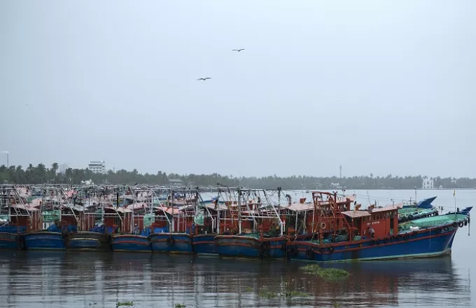 Ισχυρός κυκλώνας προσεγγίζει την Ινδία - Τουλάχιστον 4 νεκροί από καταρρακτώδεις βροχές