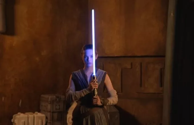 Όχι πια πλαστικά (lightsabers) σε Jedi και Sith: Η Disney έφτιαξε φωτόσπαθο! (video) 