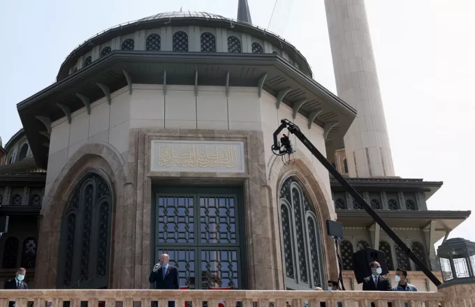 Ο Ερντογάν εγκαινίασε το τέμενος στην πλατεία Ταξίμ και μετά διάβασε το Κοράνι στην Αγία Σοφία