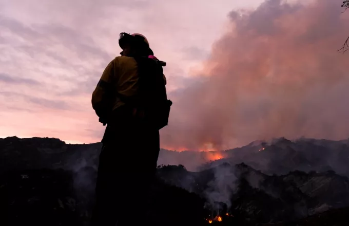 Καλιφόρνια: Μάχη με τις φλόγες δίνουν οι πυροσβέστες για να ελέγξουν 3 μεγάλες δασικές πυρκαγιές	