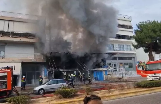 Πυρκαγιά σε κατάστημα στην Αργυρούπολη - Βίντεο του ΣΚΑΪ
