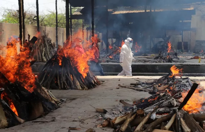 Το δράμα της Ινδίας: Ίσως και 10 φορές πάνω τα θύματα – Οι νεκρικές πυρές, τα πτώματα στον Γάγγη (pics,vid)