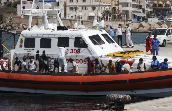 Ιταλία: Τέσσερα πλοιάρια με εκατοντάδες μετανάστες έφτασαν στην Λαμπεντούζα