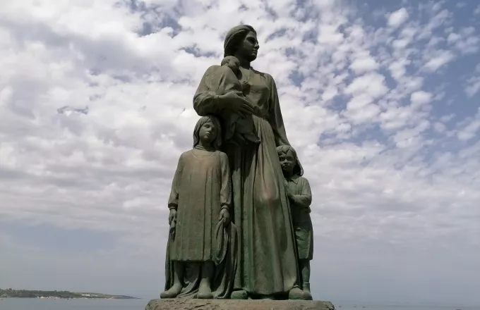 Η Μικρασιάτισσα Μάνα της Μυτιλήνης – H ιστορία του αγάλματος 