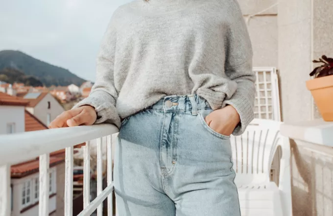 Πέντε updated τρόποι να φορέσεις τα mom jeans σου αυτή την εποχή (pics)