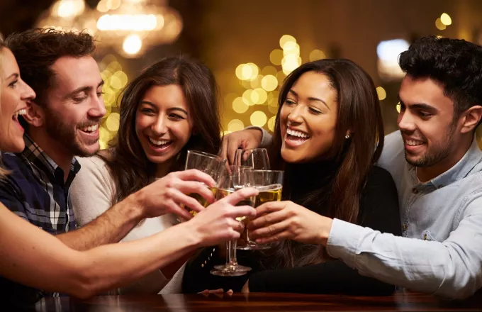 Μελέτη: Το αλκοόλ φέρνει τους ξένους πιο κοντά σωματικά